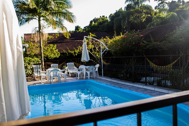 Área de lazer da Estalagem Don Pablo possui piscina e deck. Fonte: Features Design.