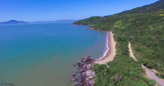 Praias da Trilha Ecológica da Costeira de Zimbros. Fonte: Features Design.
