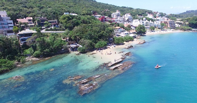 Praias de Bombinhas encantam pela cristalinidade da água e conexão com a natureza. Fonte: Features Design.