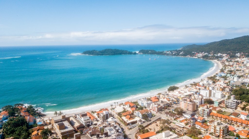Praia de Bombinhas é um dos destaques entre as praias de Bombinhas. Fonte: Rodrigo Dalri.