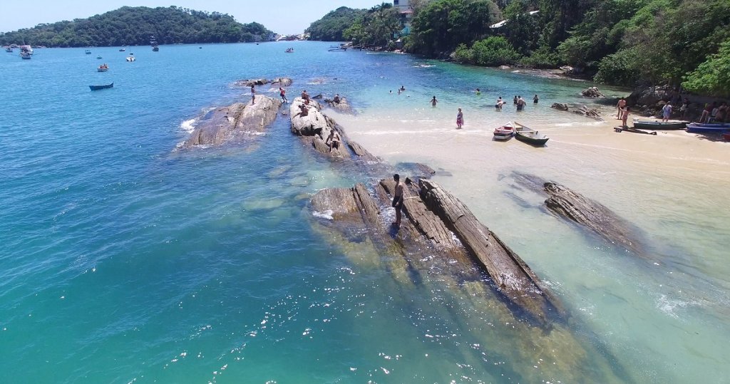 Praia da Lagoinha é uma das praias de Bombinhas mais requisitadas. Fonte: Features Design.