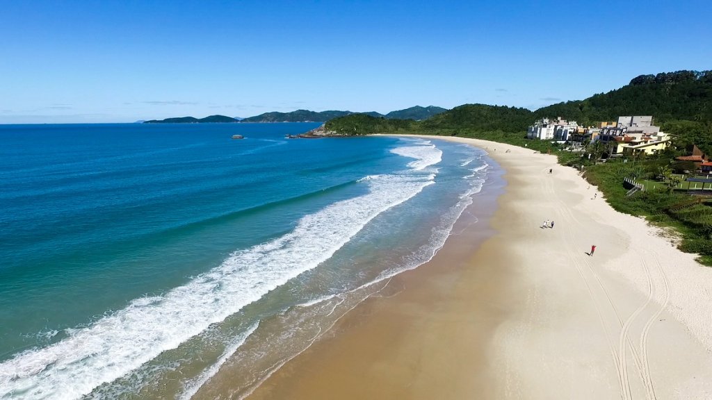 Praia de Quatro Ilhas é uma das mais tranquilas entre as praias de Bombinhas. Fonte: Features Design.