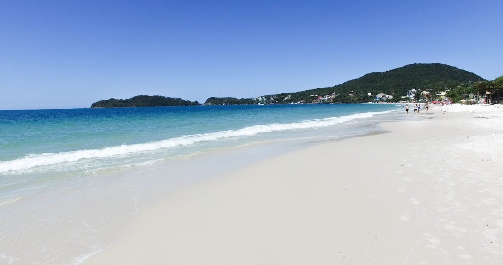 Praia de Bombinhas é considerada uma das mais bonitas do Brasil. Fonte: Features Design.